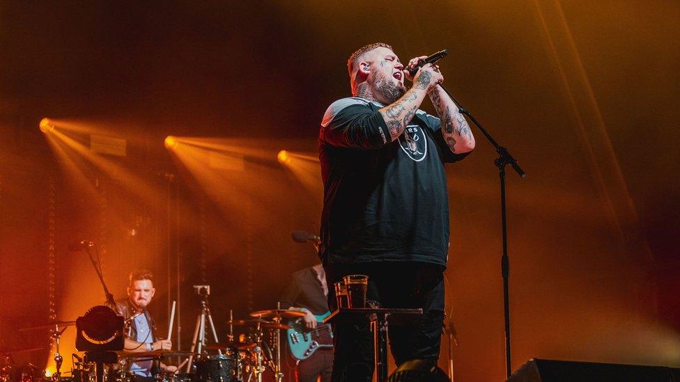 Rag 'n' Bone man singing