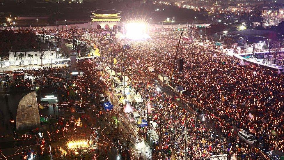 Protesters pack the forecourt outside the Presidential Palace in Seoul during the 2016/2017 anti-corruption protests