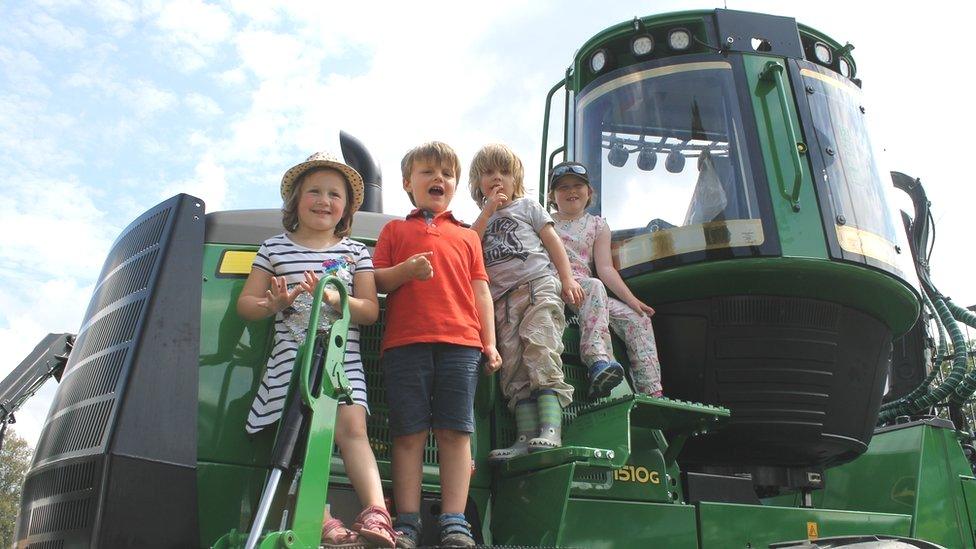 Mae Alison,George, Seb a Saoirse wedi teithio o Wlad Thai, Bryste ac mor bell ag Aberteifi i fod ar faes y Sioe