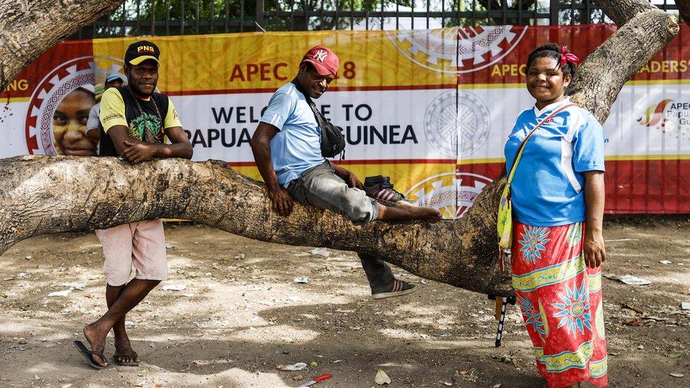 Residents of Port Moresby on a sidewalk