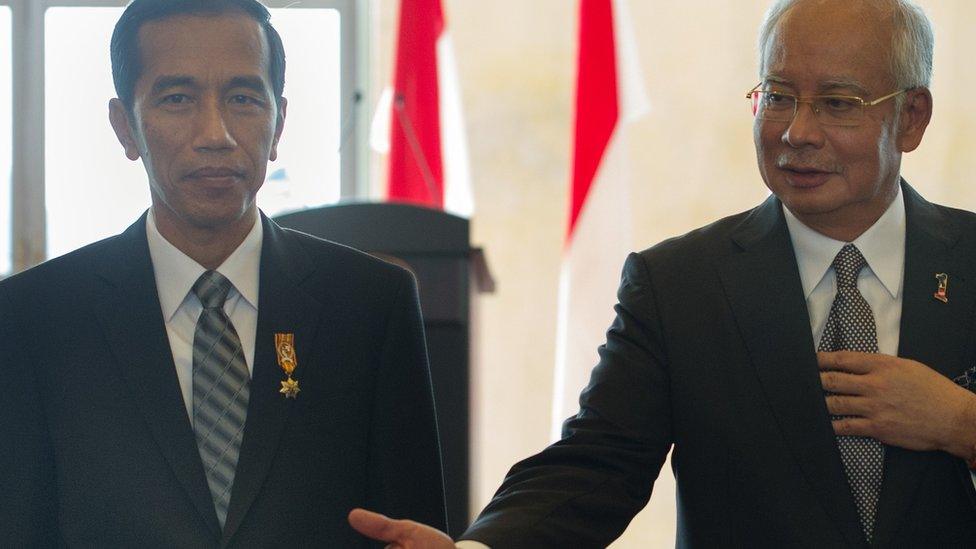 Malaysian Prime Minister Najib Razak (R) leads the way as Indonesia's President Joko Widodo (L)