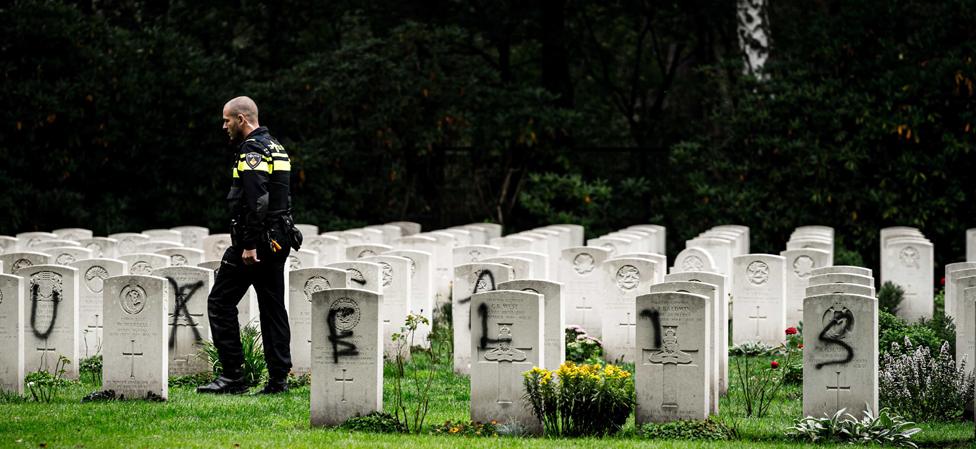 Dutch police and graves, 13 Sep 19