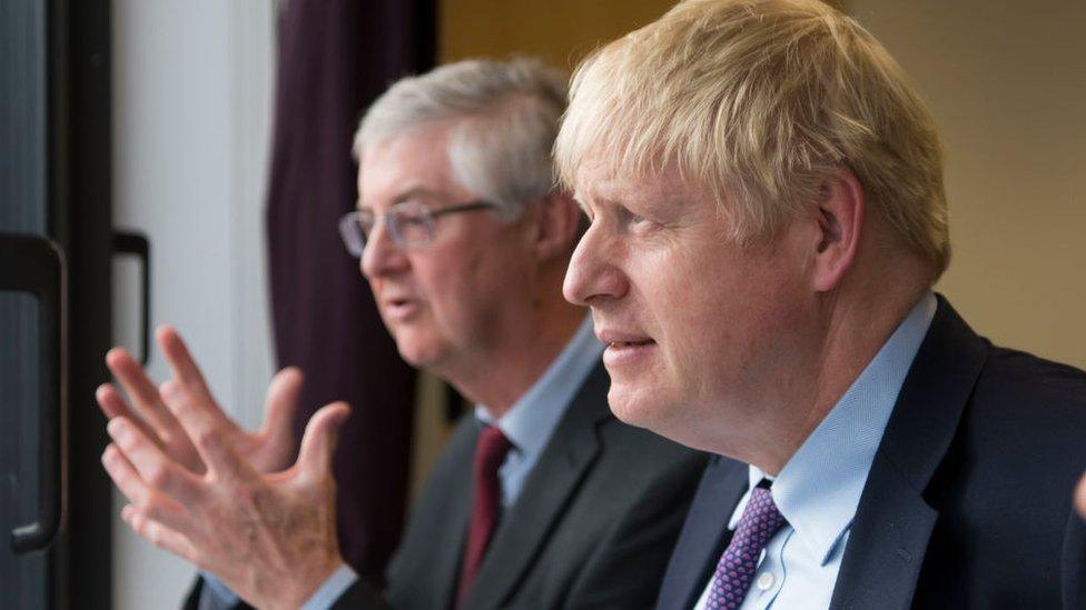 Mark Drakeford a Boris Johnson