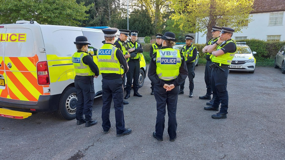 Officers' briefing before entering the factory