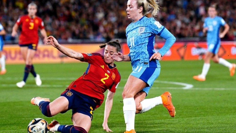 England's Lauren Hemp (r) and Spain's Ona Batlle