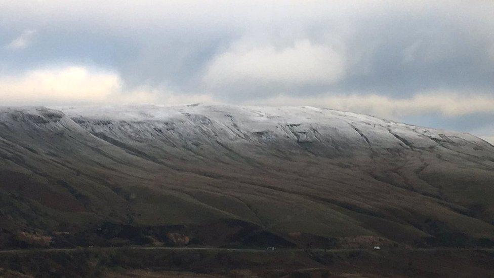 Eira ar Fannau Brycheiniog