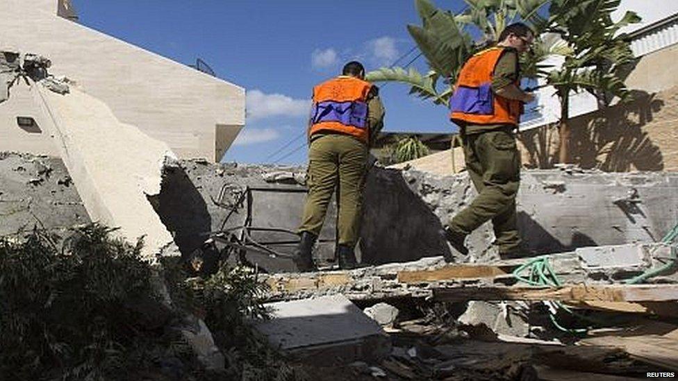 Israeli soldiers survey damage from Palestinian rocket in Ashkelon (16/07/140