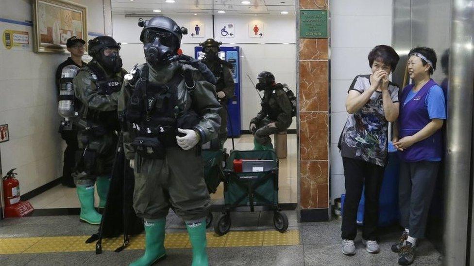 South Korean soldiers conduct a military drill on a Seoul underground train station (23 Aug 2016)