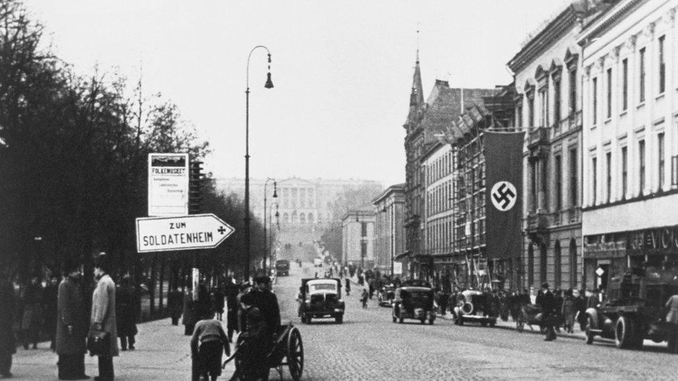 A black-and-white 1940 shot of Oslo street