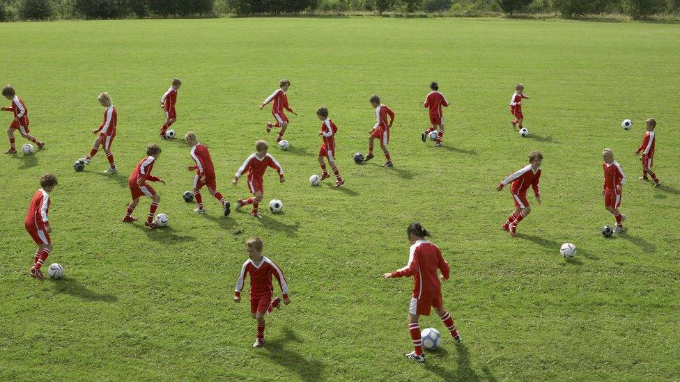 team-playing-football.