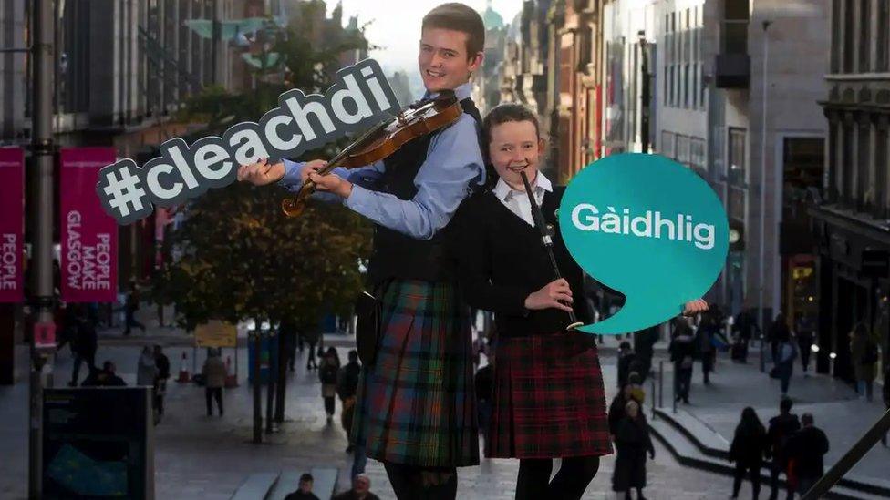 Ymgyrch gan Royal National Mòd yn Glasgow i annog Gaeleg gyda'r hashnod #cleachdi neu #useit yn 2019