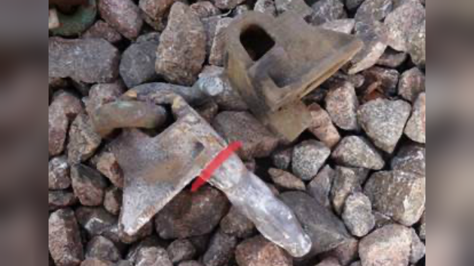 Undamaged rail clip (left) and broken clip (right)