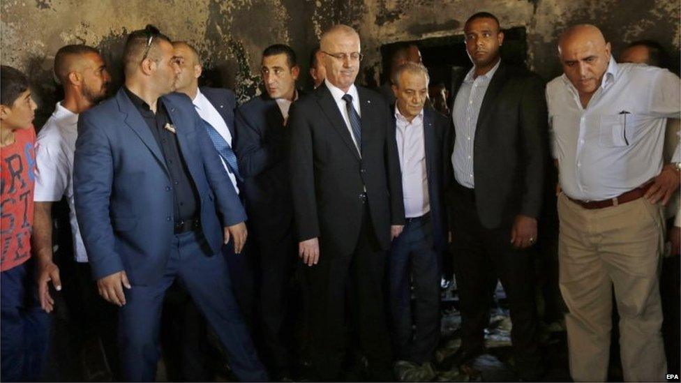 Palestinian Prime Minister Rami Hamdallah (C) at the scene of the attack in Duma (31/07/15)