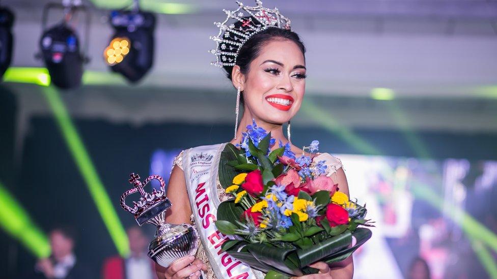 Miss Englnd holding her flowers