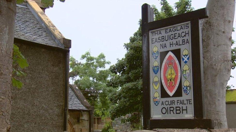 Eaglais Naomh Pheadair an Steòrnabhagh.