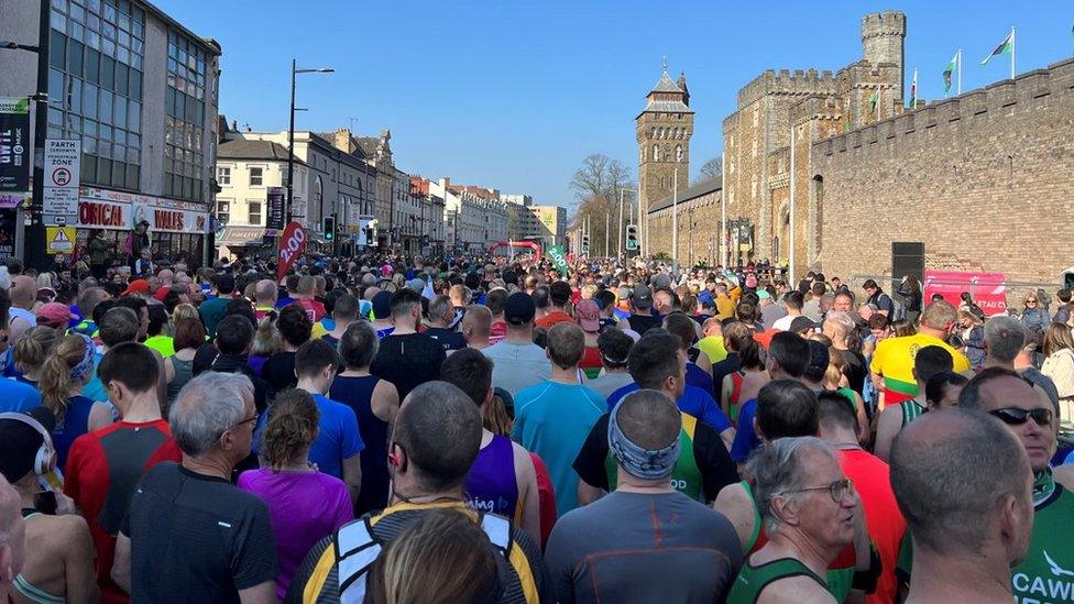 Dechrau hanner marathon Caerdydd