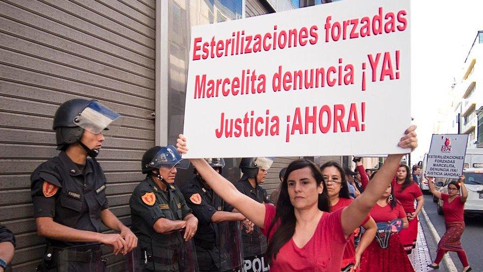 Women victims of forced sterilization under the government of Alberto Fujimori protest in the office of the Public Ministry.