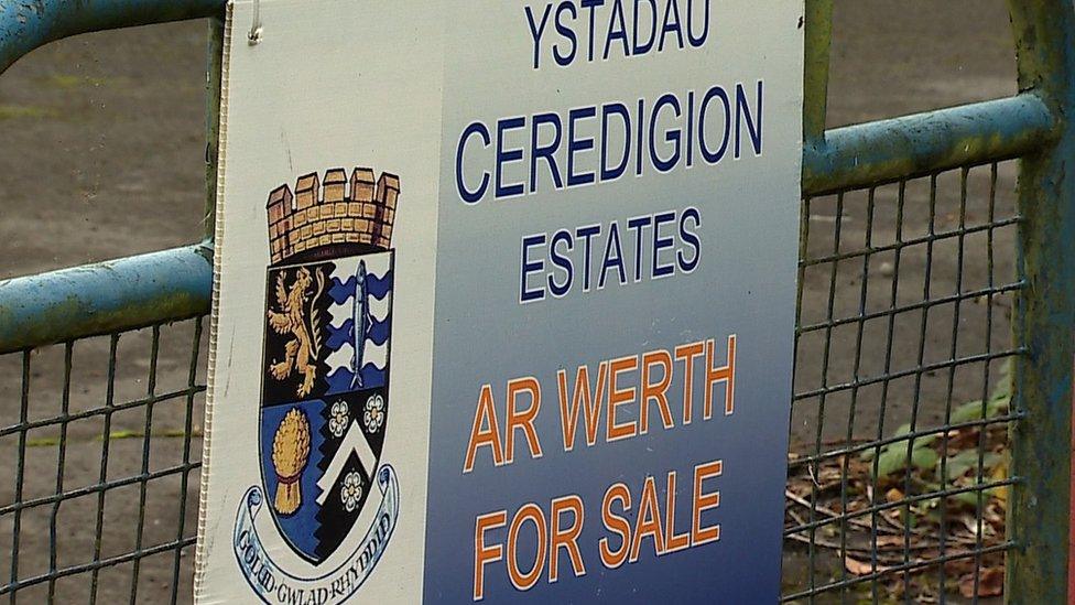 Arwydd 'ar werth' ar gatiau'r ysgol