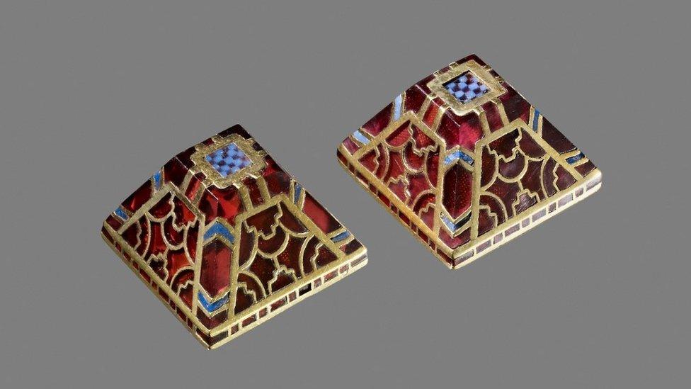 Gold and garnet sword pyramids