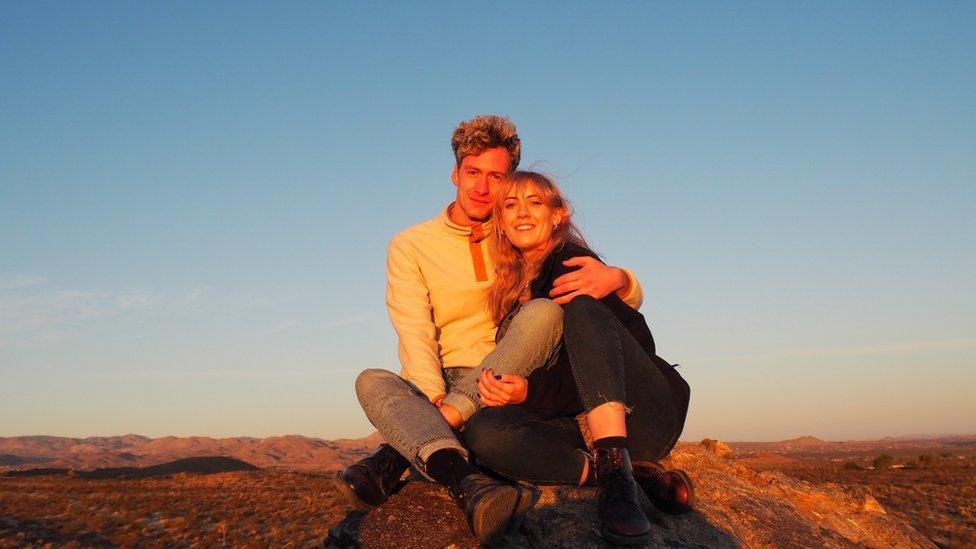 Naomi a'i chariad Alex yn Joshua Tree, California.