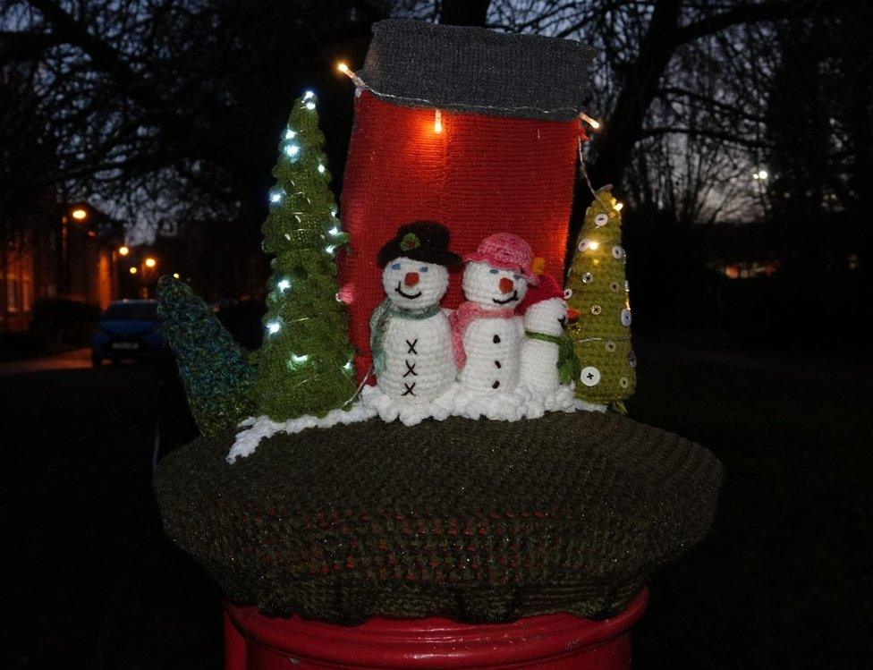 Knitsy of Wantage has created this excellent Christmas topper