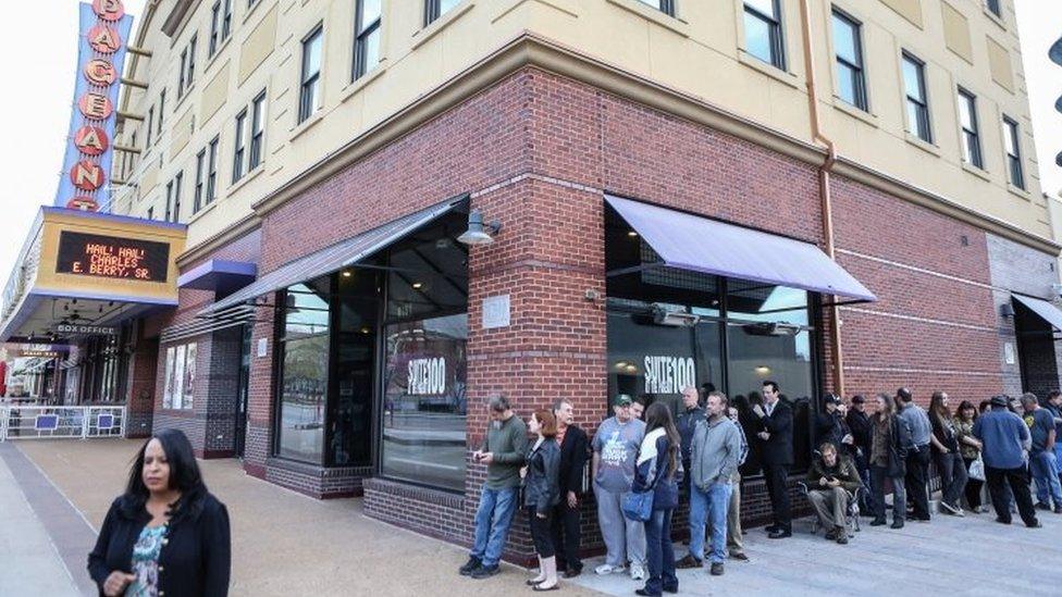 Chuck Berry fans line up to pay their respects to the late rock 'n' roll visionary at the Pageant club in St Louis (09 April 2017)