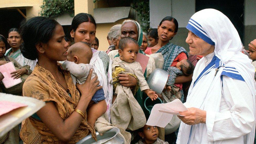 mother-theresa-with-mothers-and-children.