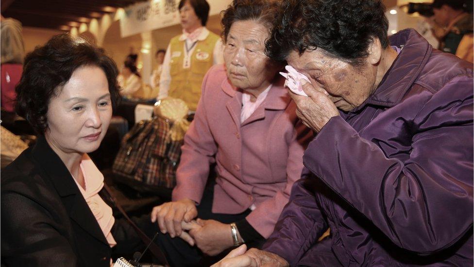 South Korean Sung Soon-hwa, 86, right, weeps as she arrives to take part in family reunions with her North Korean family members at a hotel in Sokcho, South Korea (19 Oct. 2015)