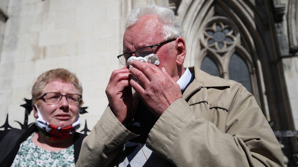 Noel Thomas, a'i ferch Sian, y tu allan i'r llys yn Llundain ar ôl y dyfarniad ddydd Gwener