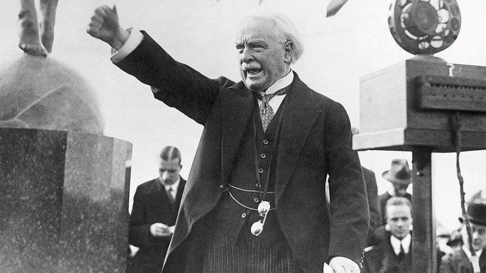 Lloyd George yn areithio