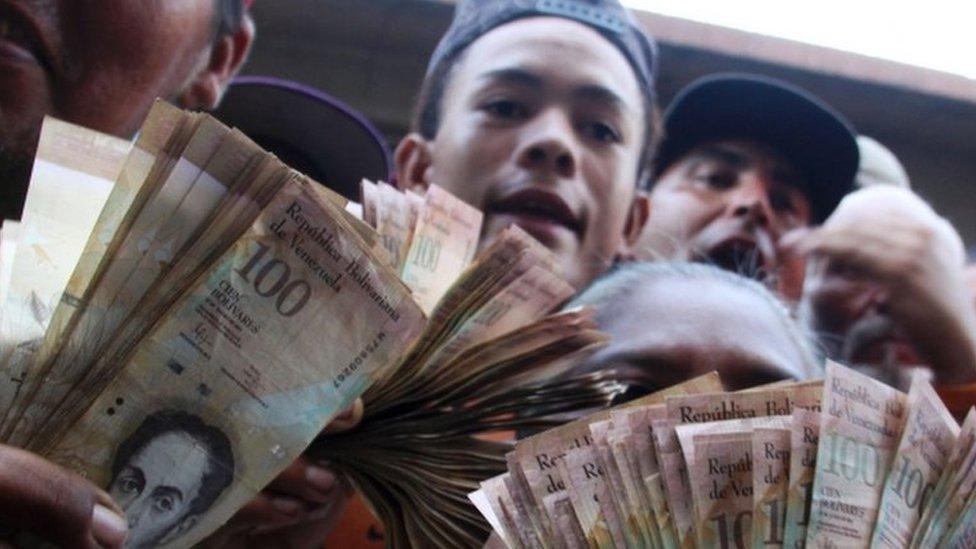 People protesting against cash shortages outside Venezuela's Central Bank (BCV) in Maracaibo city, Zulia State, on December 16, 2016.