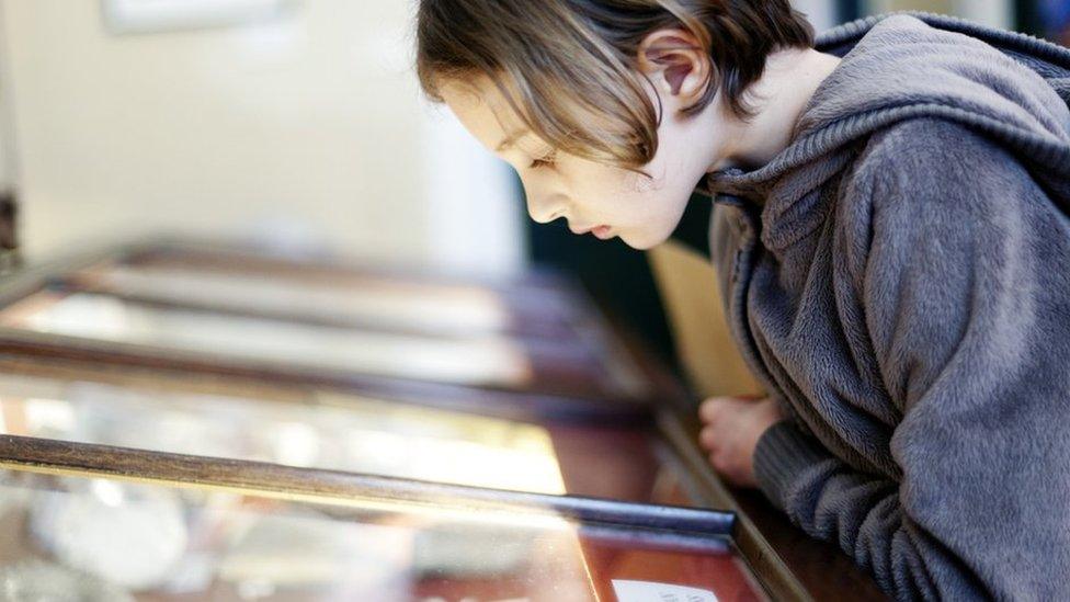 girl-looks-at-display-in-museum