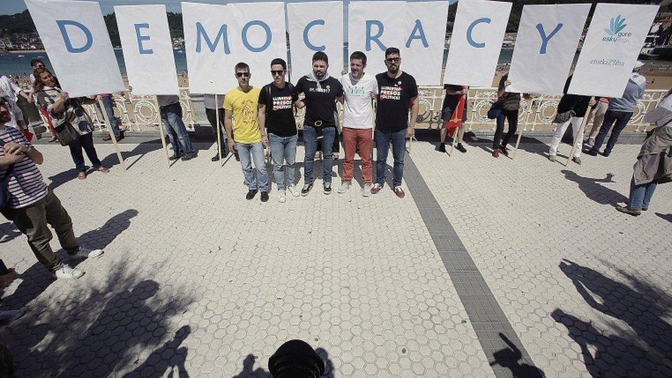 Catalan pro-independence left ERC party's MP Gabriel Rurian (C) takes part in a human chain to demand the right to decide on Basque independence, in front of La Concha Beach in San Sebastian on 10 June 2018