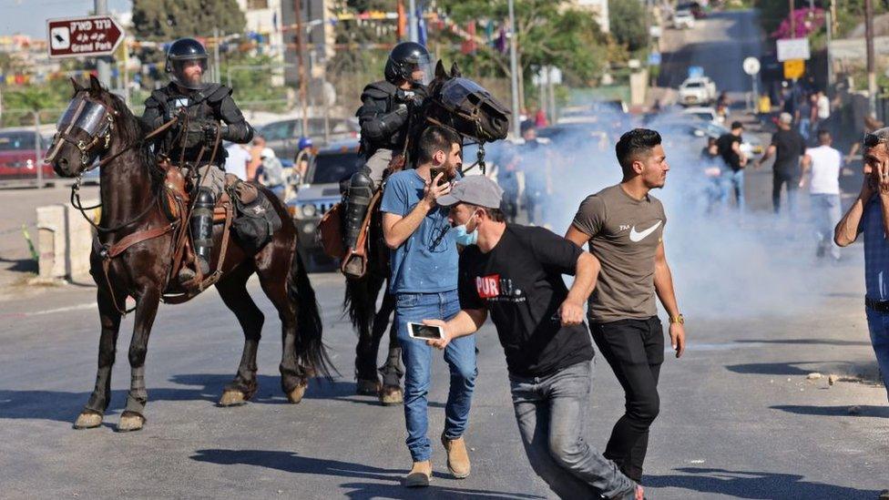 Israeli police and Palestinians clash in Sheikh Jarrah (18/05/21)