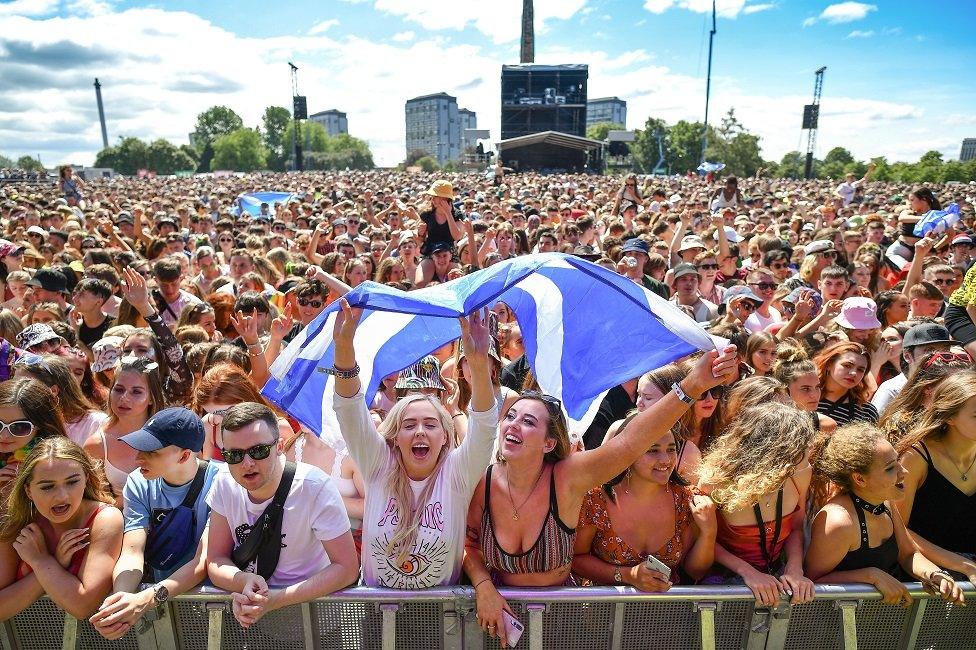 fans watch the sundara Karma on the main stage on Saturday