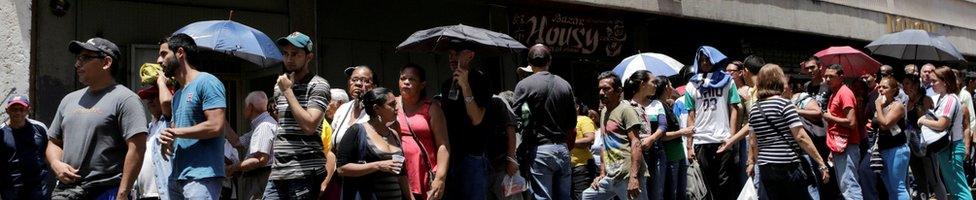 Queue in Caracas, 28 April