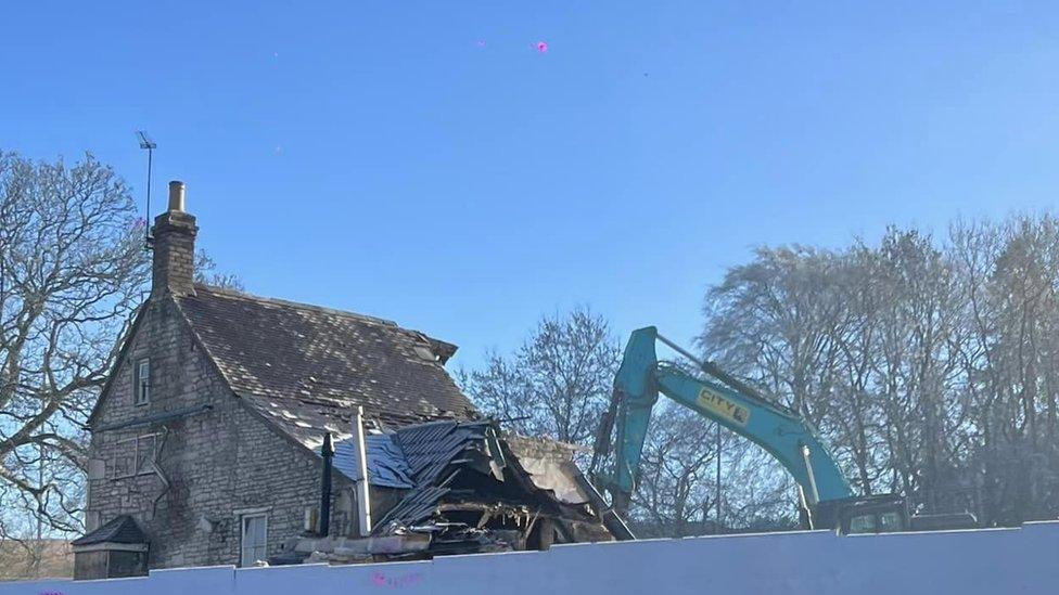 Air Balloon Pub being demolished