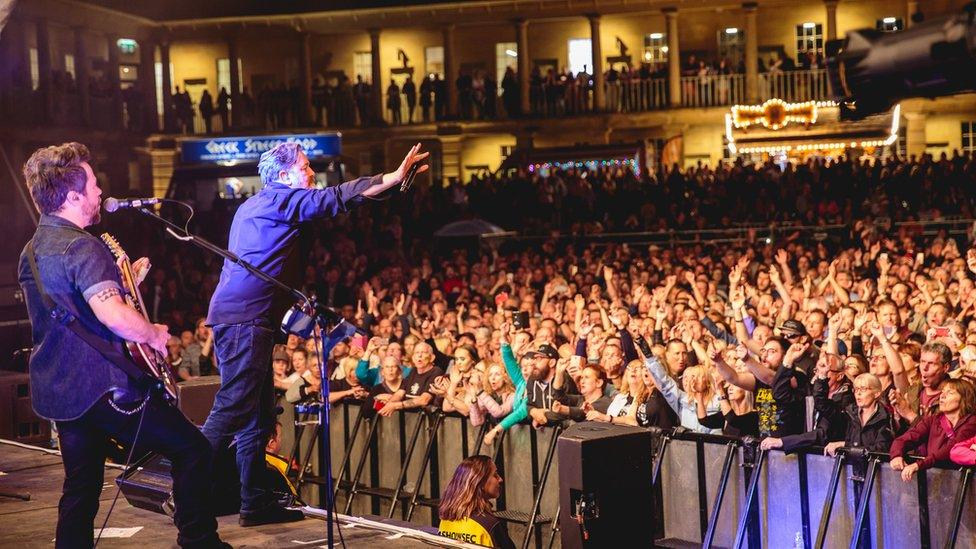 Elbow at Piece Hall