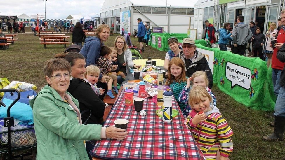 Picnic proffesiynol gan deulu o Benisarwaun // A fine feast