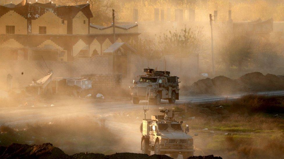 US army vehicles support Syrian Democratic Forces fighters in Hajin, Syria (19 December 2018)