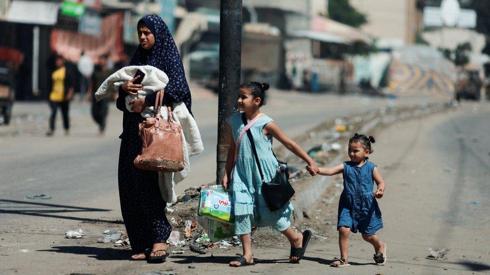 Palestinians flee Rafah as Israeli ground forces continue an operation in eastern areas of the city (15 May 2024)