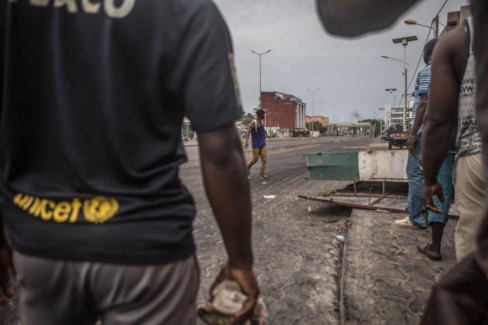 Protesters barricade the streets of Cadjehoun the stronghold of former president of Benin Thomas Boni Yayi on 2 May 2019, in Cotonou.