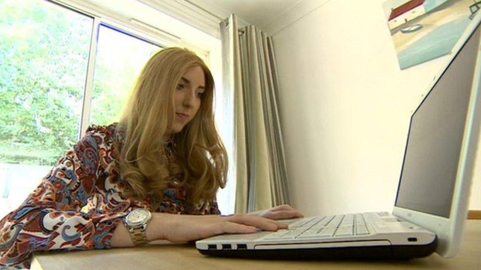 Cancer blogger Anna Swabey dies day before wedding BBC News