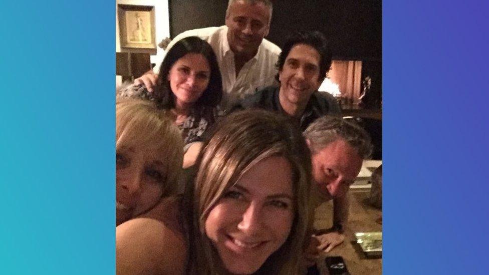 Jenifer-aniston-selfie-friends-cast.