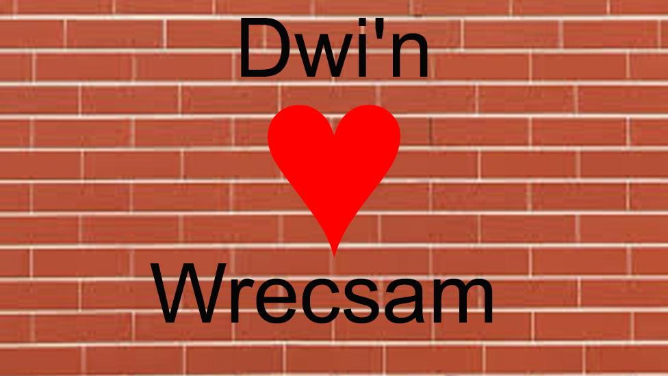 Graffeg 'Dwi'n caru Wrecsam'