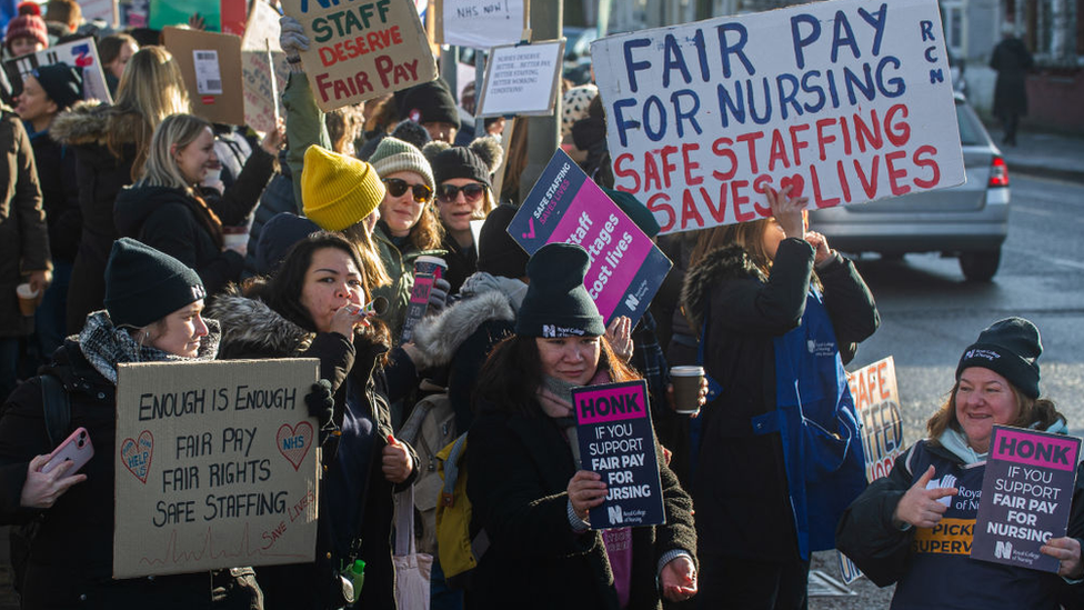 Striking RCN members