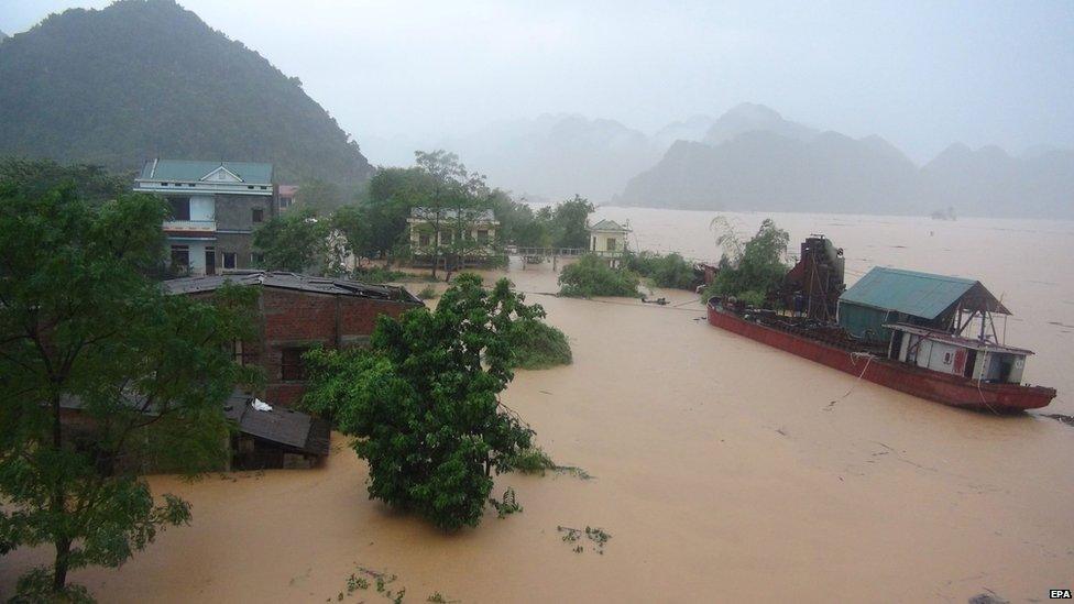 Floods surround houses in Ha Tinh province, Vietnam, on 15 October 2016