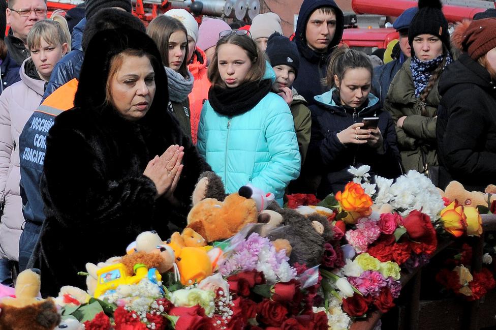 Mourners near scene of fire in Kemerovo, 26 Mar 18