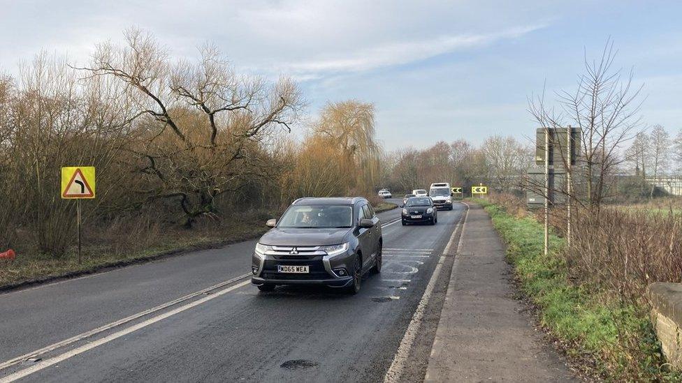 Cars on A38 near Wellington