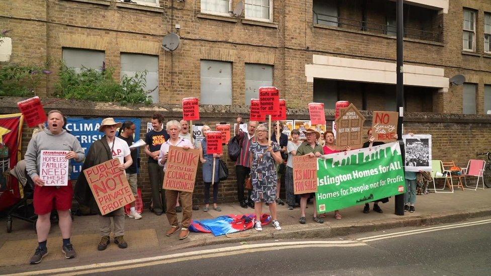 Protest for the empty flats to be turned into homes